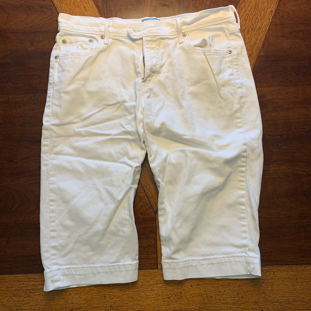 White denim Levi capris